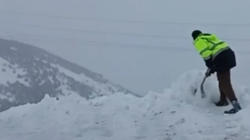 Malatya'da 2 bin rakımda dam üstlerinde kar mesaisi