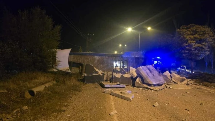 Malatya'da devrilen tır yolu kapattı