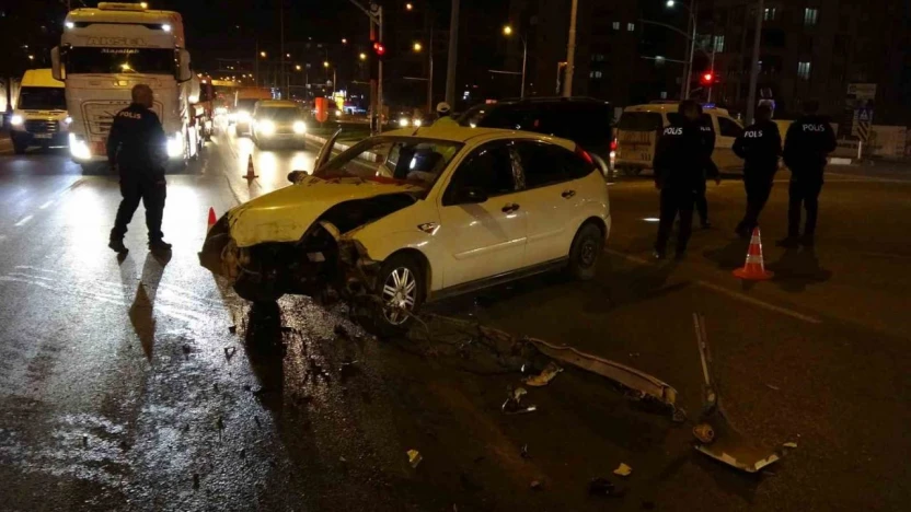 Malatya'da iki aracın çarpıştığı kazada ortalık savaş alanına döndü: 3 yaralı