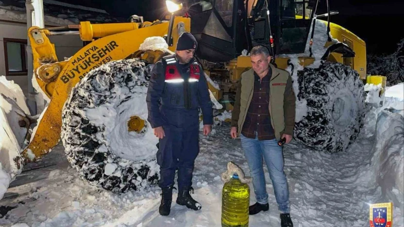 Malatya'da kardan kapanan yollarda ekipler vatandaşların yardımına koştu