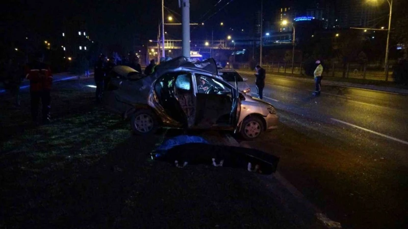 Malatya'da kontrolden çıkan araç trambüs direğine çarptı: 1 ölü 1 ağır yaralı