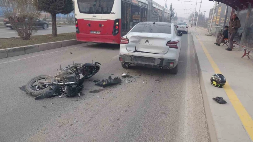 Malatya'da otomobille çarpışan motosikletli yaralandı