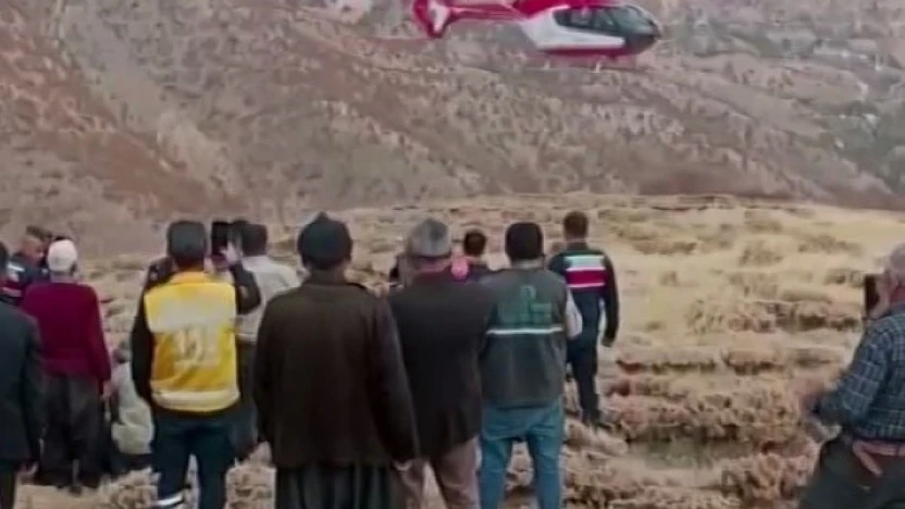 Malatya'da uçuruma yuvarlanan şahsın helikopterle sevk anları kamerada