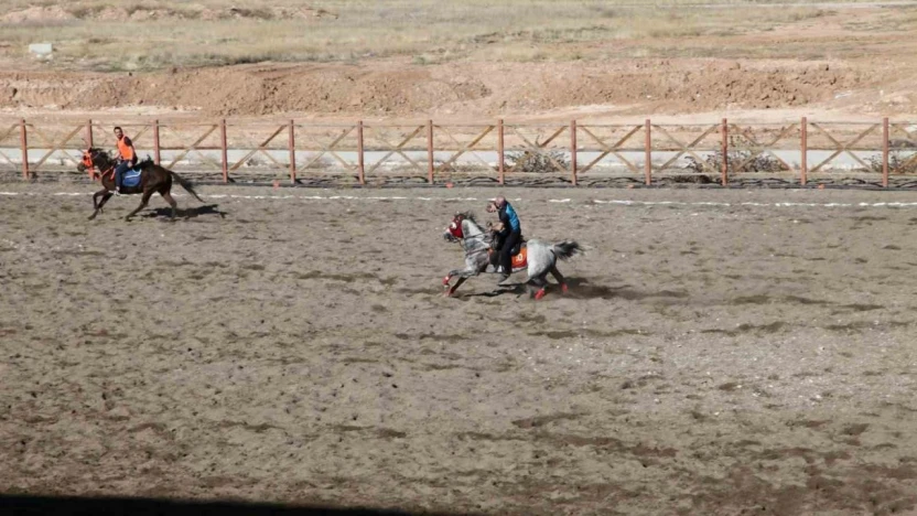 Malatya'nın Yazıhan ilçesinde ata sporu atlı cirit yaşatılıyor