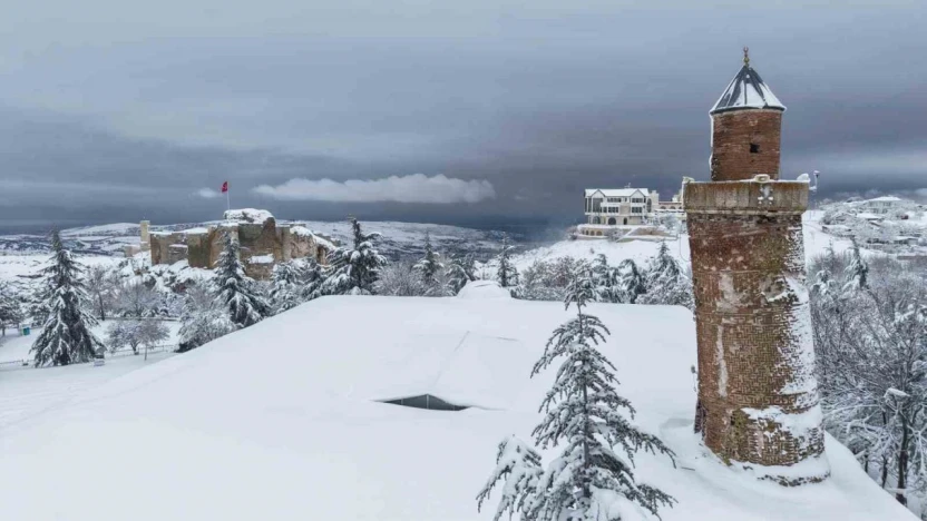 Medeniyetlerin beşiği Harput beyaza büründü, kartpostallık görüntüler oluştu