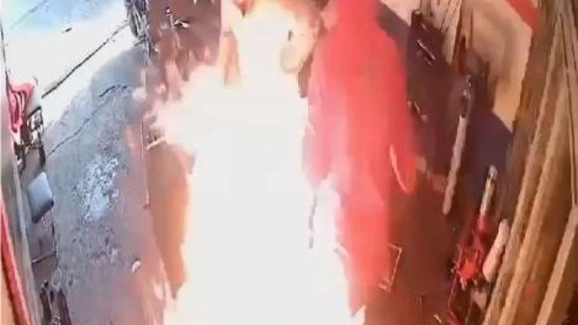 Motosikletteki yangına yanıcı maddeyle müdahale edince alevlerin arasında kaldılar: O anlar kamerada