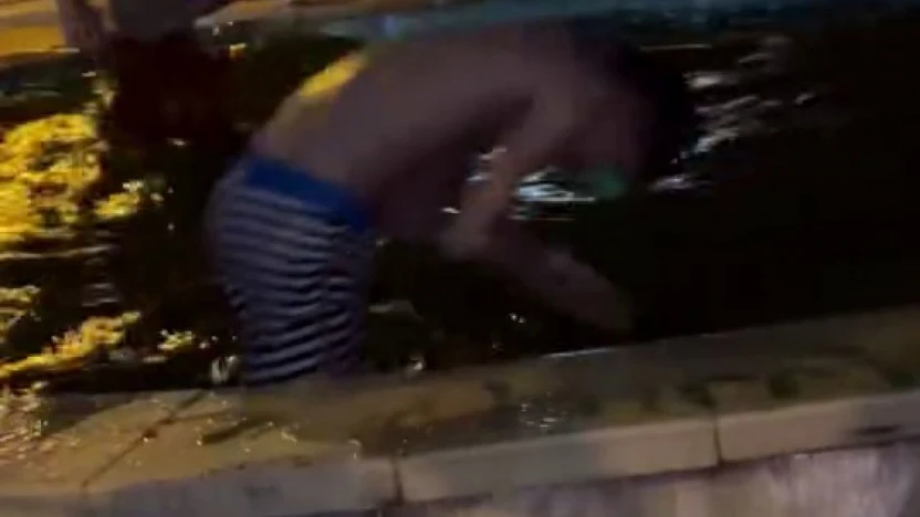 Sıcaktan bunalan çocuklar, süs havuzunda serinledi