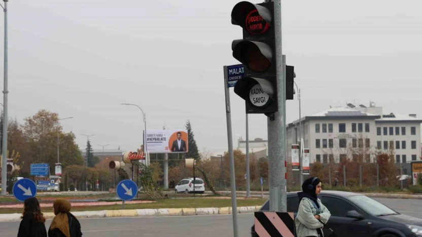 Türkiye'de ilk uygulama: Trafik sinyalizasyonlarında 'Şiddete Hayır' ve 'Kadına Saygı' mesajı