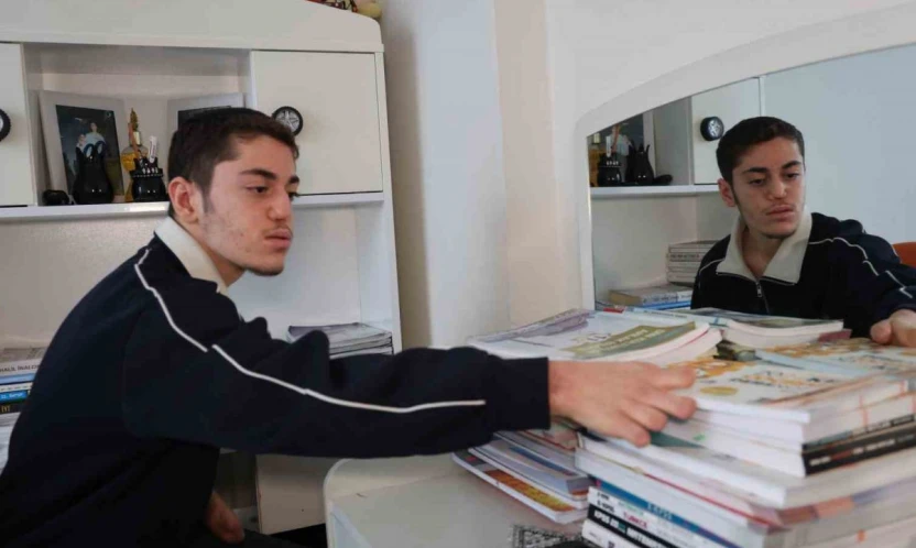 18 günlükken uzuvlarını kaybeden genç azmiyle örnek oluyor