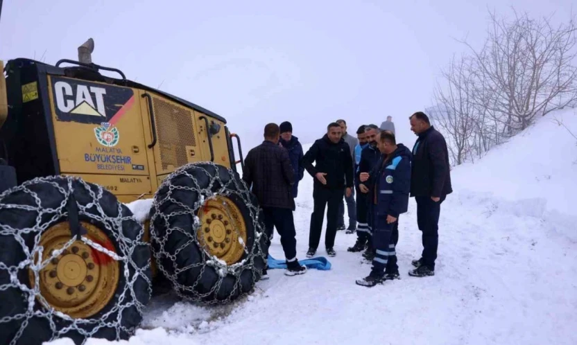 Akçadağ'da kar nedeniyle yoldan çıkan iş makinesi kurtarıldı