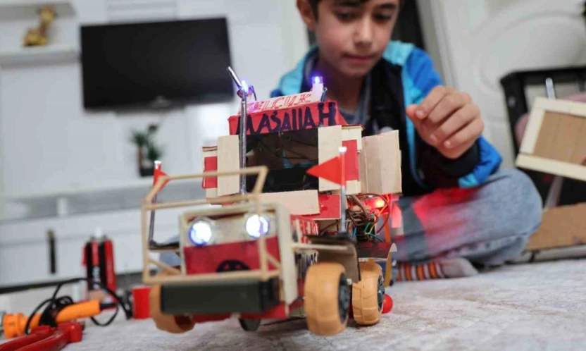 Atık malzemeler ve harçlığıyla traktör maketi üreten Selçuk, Selçuk Bayraktar'ı örnek alıyor