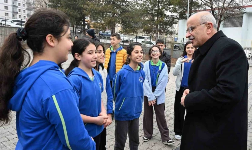 Başkan Er, İnönü Ortaokulu'na konuk oldu