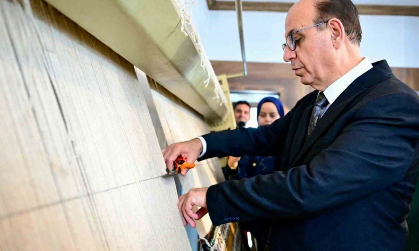 Başkan Geçit, halı dokuma kursunda kesim törenine katıldı