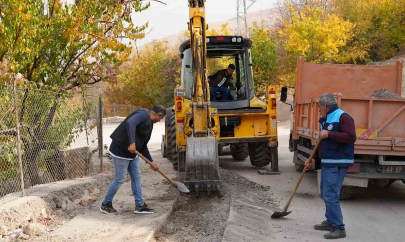Battalgazi Belediyesi Çamurlu Mahallesi'nde asfalt yama çalışması yaptı