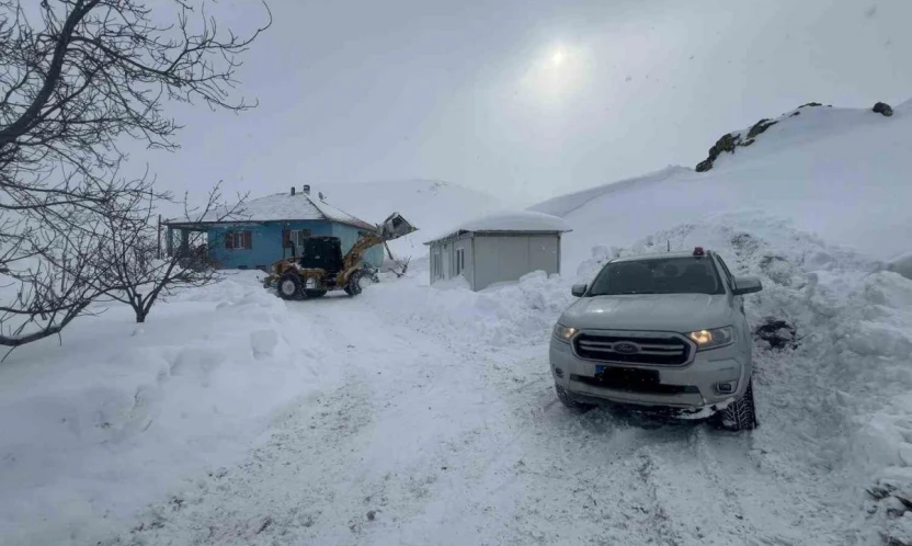 Battalgazi Belediyesi ekipleri, sağlık çalışanlarını iş makinesiyle hastaya ulaştırdı