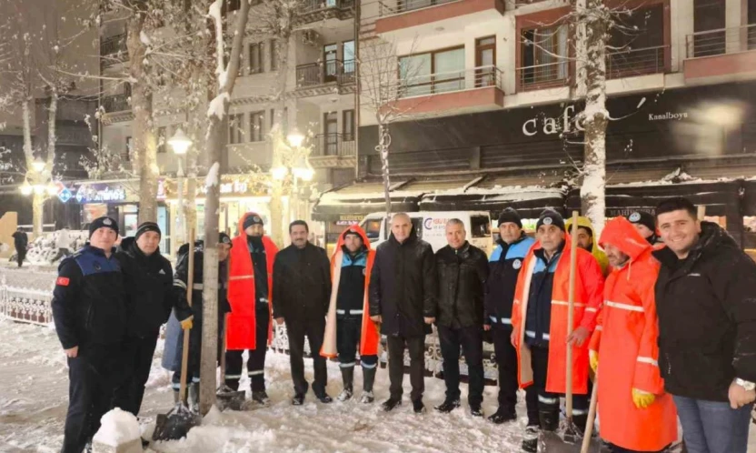 Battalgazi'de buzlanmaya karşı tuzlama mesaisi