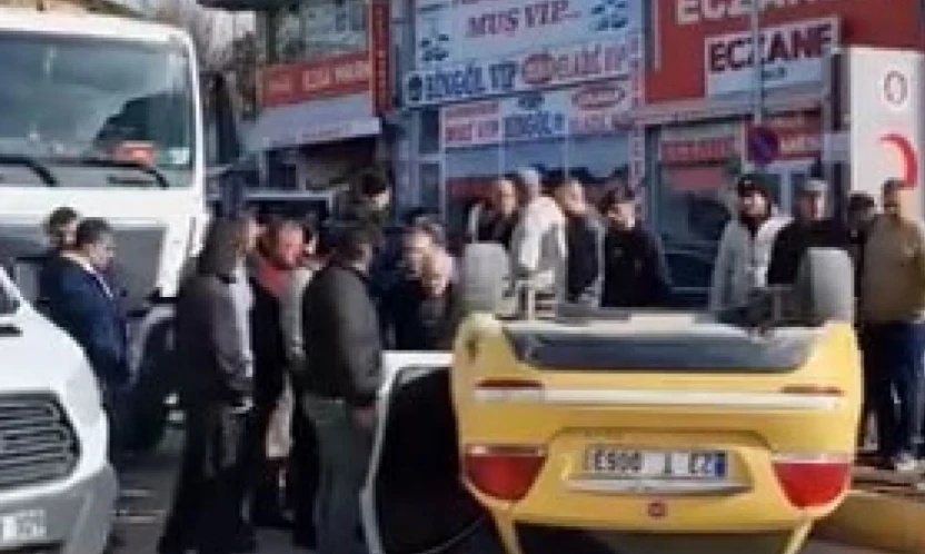 Beton mikseri ile çarpışan taksi ters döndü: 1 yaralı