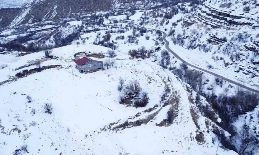Beyaza bürünen 2 bin rakımdaki mahalleler havadan görüntülendi