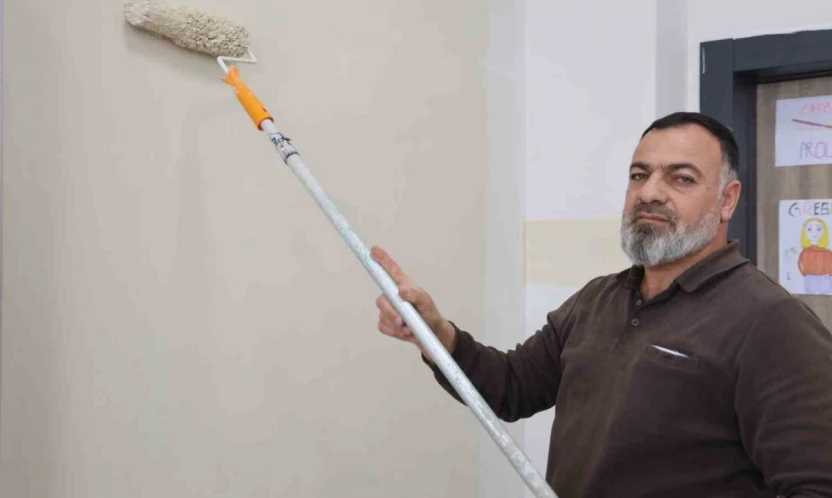 Bir babanın vefası: Şehit oğlunun adını taşıyan okulu kendi elleriyle yeniliyor