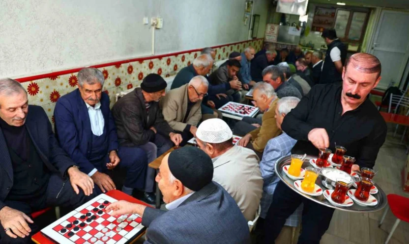 Bu çay ocağında yıllardır sadece dama oynanıyor