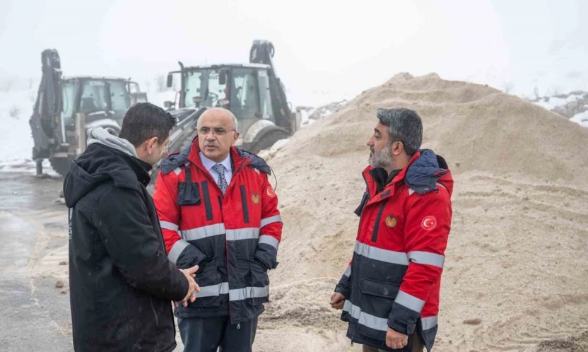 Büyükşehir Belediyesi ekipleri karla mücadelede 7/24 sahada