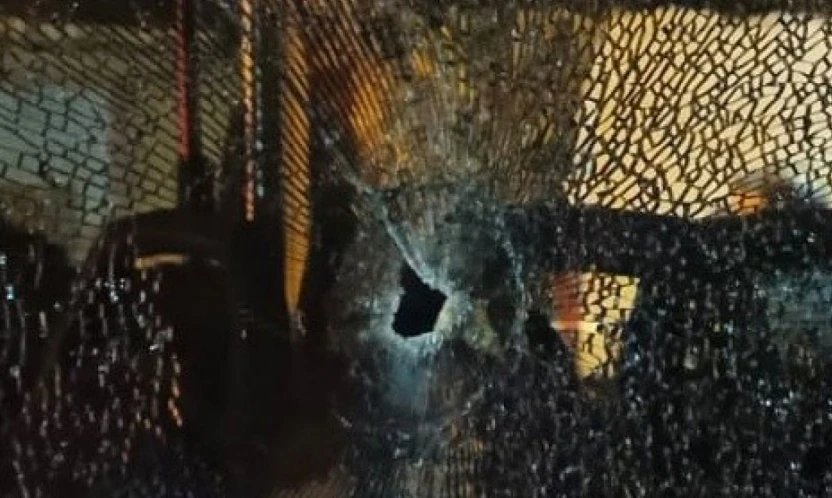 Çok sayıda yolcunun bulunduğu otobüse silahlı saldırı anı kamerada