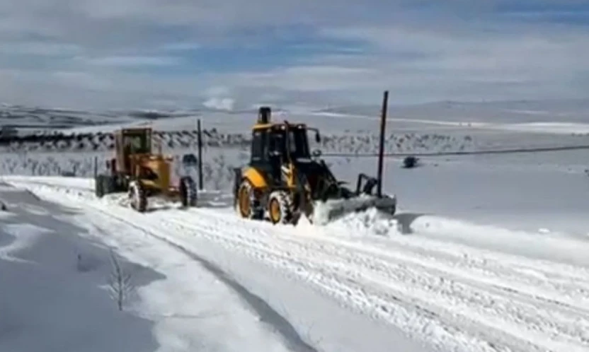 Darende Belediyesi'nin karla mücadele çalışmalarını aralıksız sürdürüyor