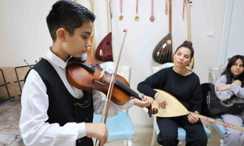 Depremden sonra müziğe sarılan anne çocuklarıyla üç enstrüman çalıyor