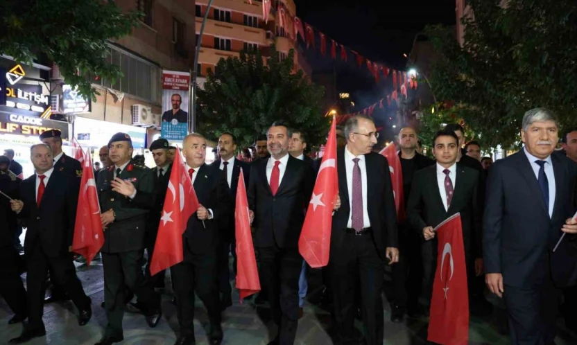 Elazığ'da 'Fener Alayı' yürüyüşü