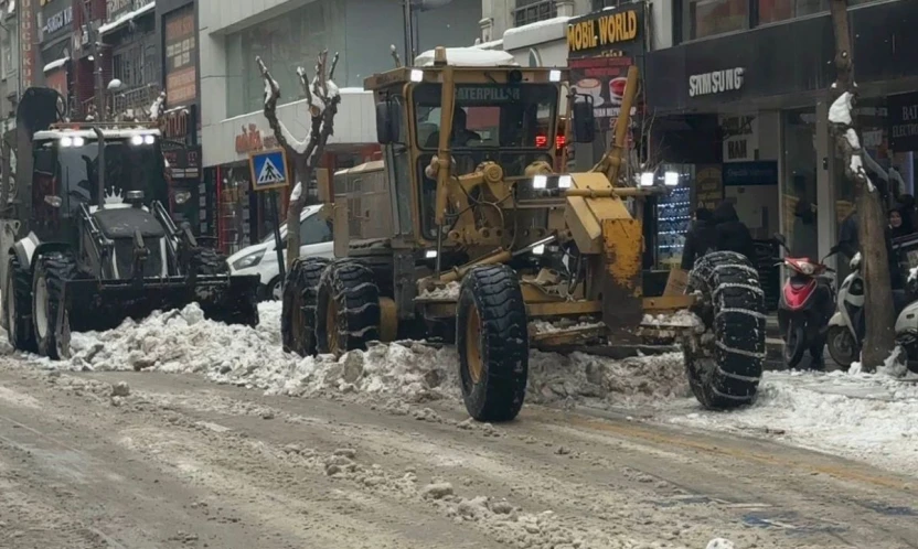 Elazığ'da  karla mücadele ekipleri sahada
