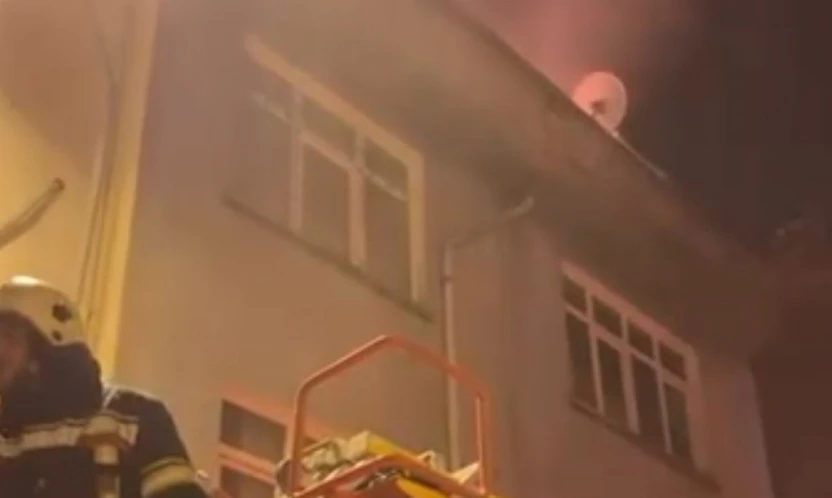 Elazığ'da 4 katlı apartmanda yangın paniği