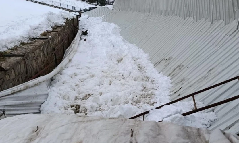 Elazığ'da ahırın tavanı çöktü