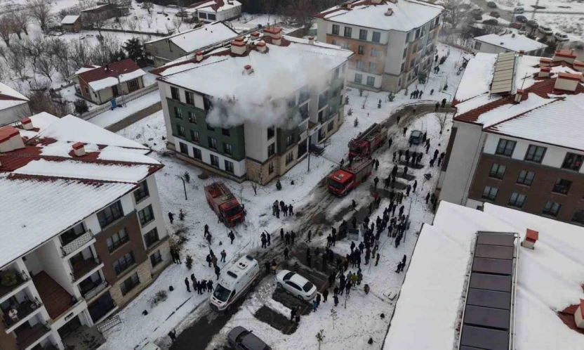 Elazığ'da apartman dairesinde yangın: 11 kişi dumandan etkilendi