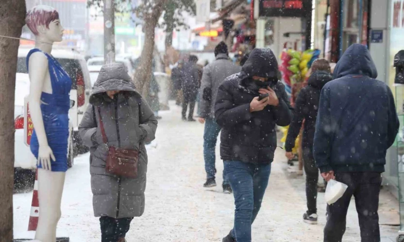 Elazığ'da beklenen kar yağışı başladı