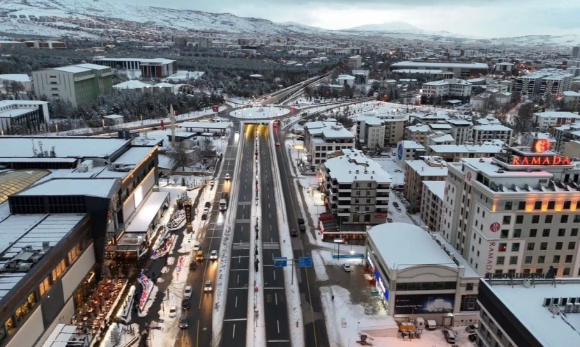 Elazığ'da belediye ekipleri, karla mücadelesini aralıksız sürdürüyor