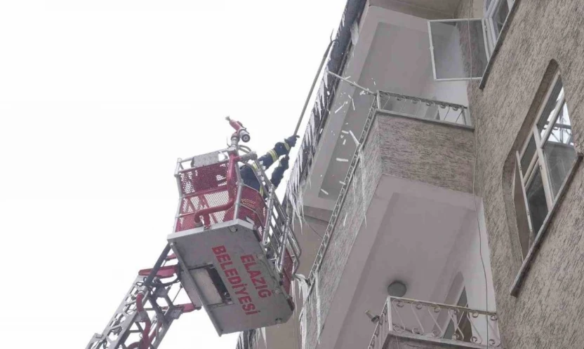 Elazığ'da buz sarkıtları itfaiye ekiplerince temizleniyor