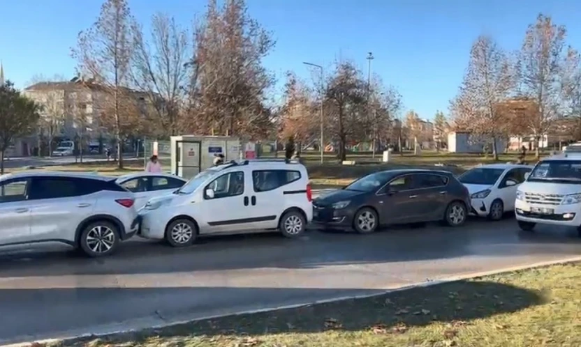 Elazığ'da buzlanma zincirleme kazaya neden oldu: 6 araç birbirine girdi