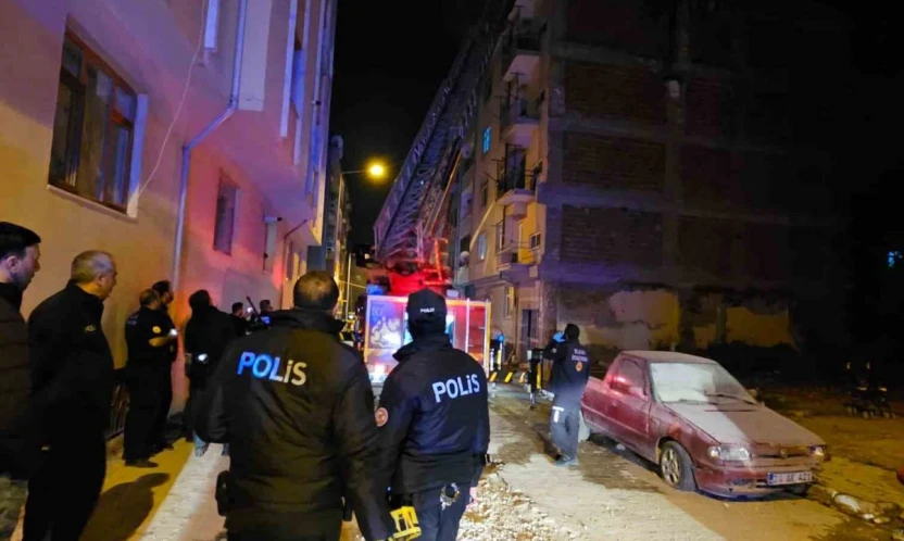 Elazığ'da çatı yangını: 1 kişi dumandan etkilendi