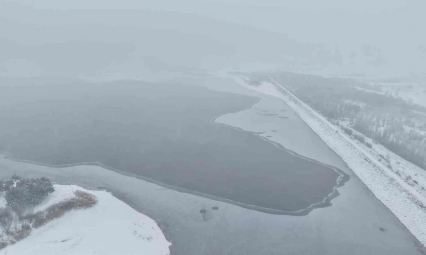 Elazığ'da Cip Baraj Gölü'nün bazı kısımları buz tuttu