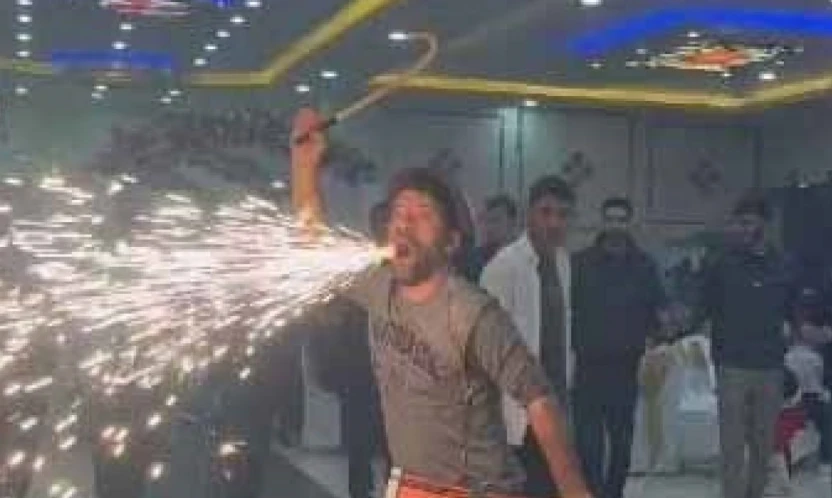 Elazığ'da davulcu, figürleri ile düğünlere renk katıyor