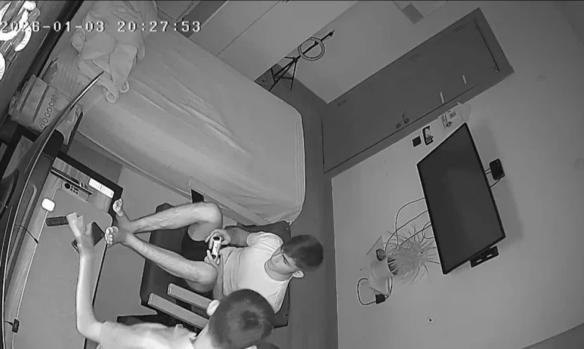 Elazığ'da deprem anı kamerada: Biri panik yaptı, diğeri oyuna devam etti