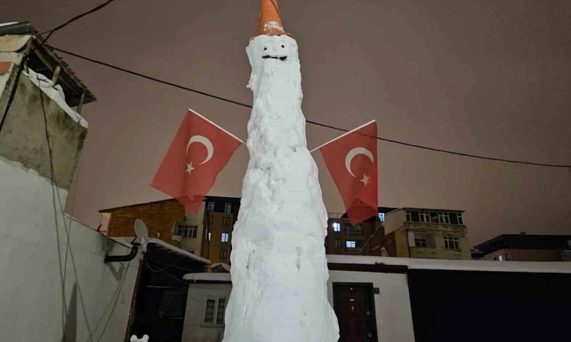 Elazığ'da dev kardan adam görenleri hayrete düşürdü