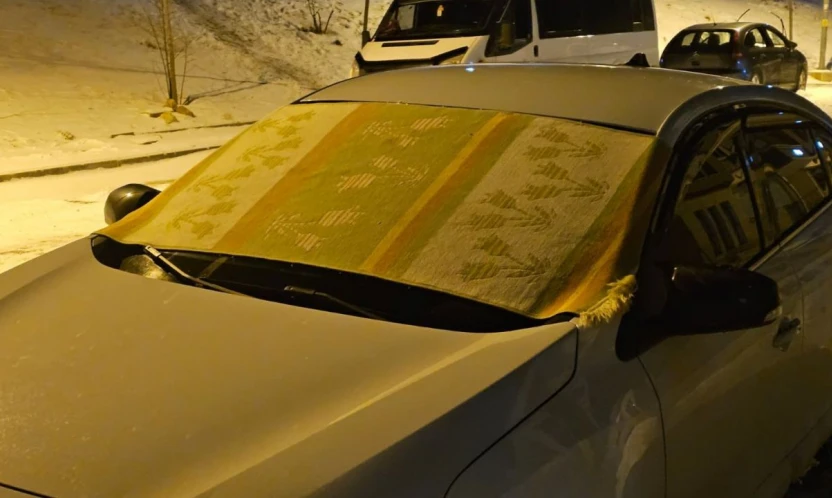 Elazığ'da dondurucu soğuklara karşı araç camları kilimle korunuyor