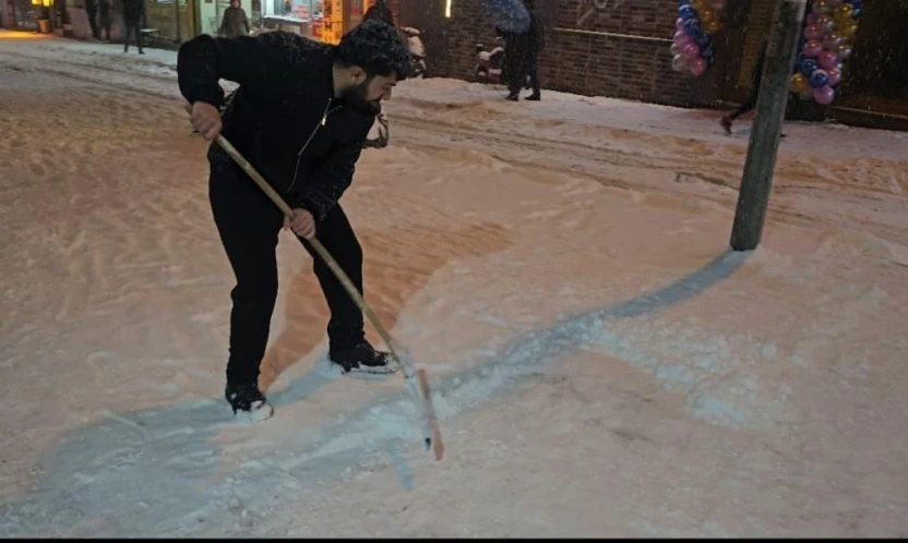 Elazığ'da esnafın karla mücadelesi
