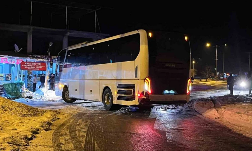 Elazığ'da facianın eşiğinden dönüldü: Otobüs devrilmekten son anda böyle kurtuldu