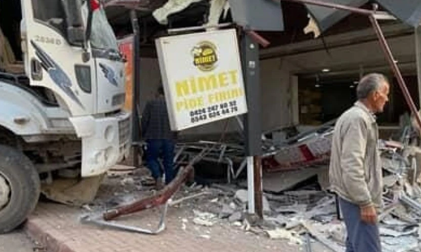 Elazığ'da freni patlayan kamyon fırına daldı