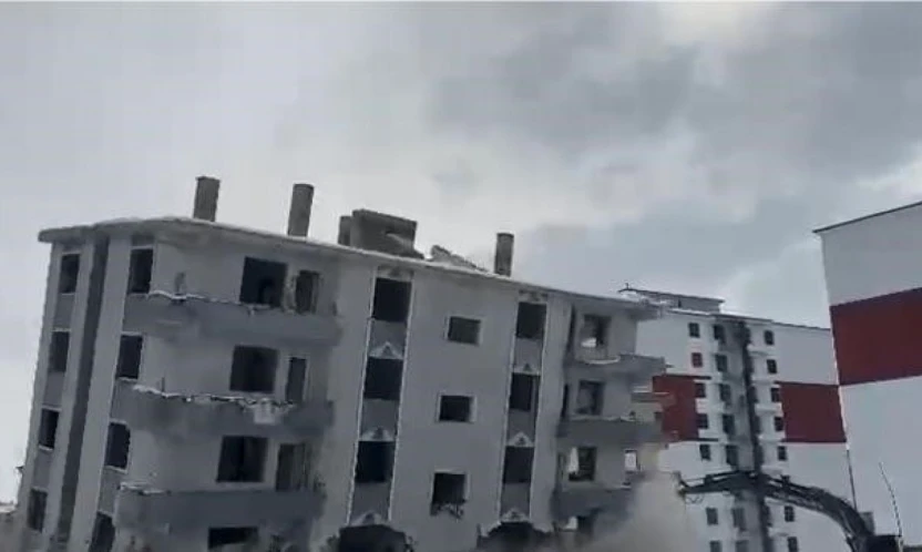 Elazığ'da hasarlı bina iş makinesiyle yıkıldı