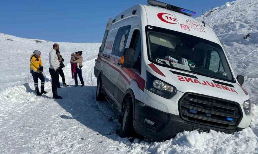 Elazığ'da hasta çocuk greyderle ambulansa ulaştırıldı