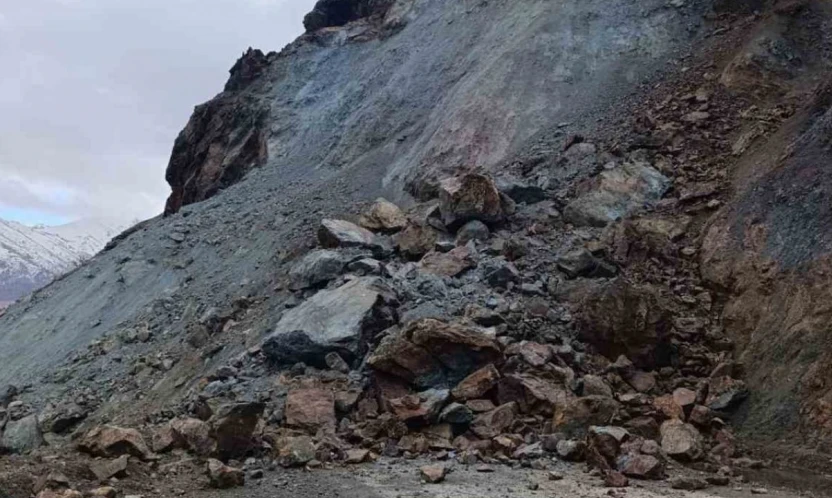 Elazığ'da heyelan yolu kapadı