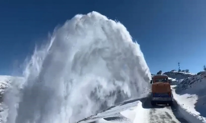 Elazığ'da kapalı köy yollarında çalışmalar sürüyor